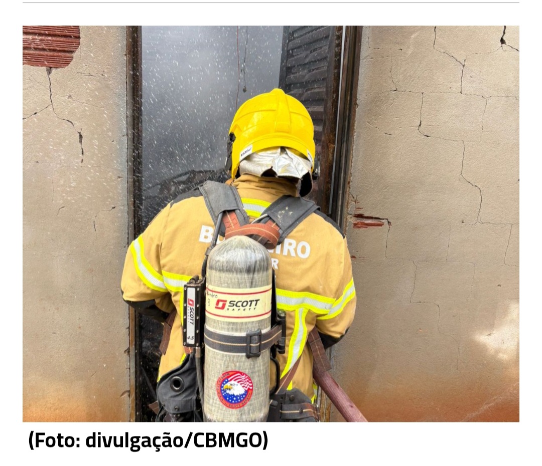 Bombeiros combatem incêndio em residência na cidade de Porangatu